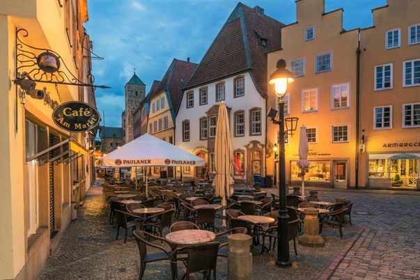 Café am Markt mit historischen Giebelhäusern Osnabrück