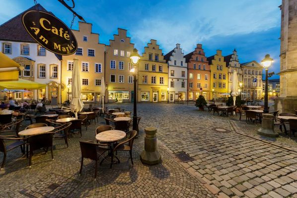 Cafe am Markt mit historischen Giebelhäusern Osnabrück