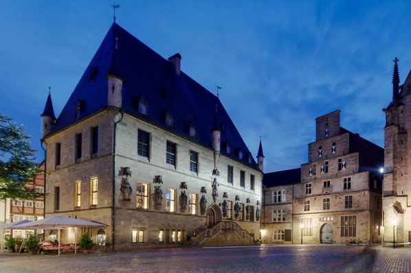 Rathaus und Standesamt in Osnabrück zur blauen Stunde