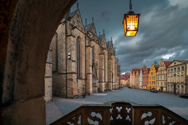 Blick aus dem Rathaus auf die Marienkirche und Marktplatz Osnabrück