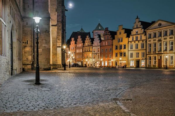 Historische Giebelhäuse mit Marienkirche und Marktplatz Osnabrück