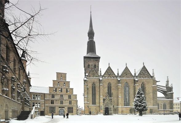 Marienkirche mit Standesamt und Rathaus im winterlichen Osnabrück